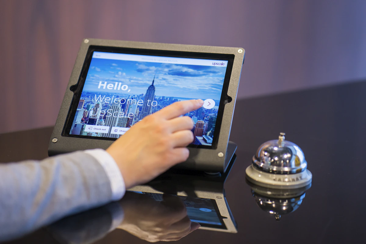 Tablet en recepción de hotel para registro de viajeros SES.Hospedajes