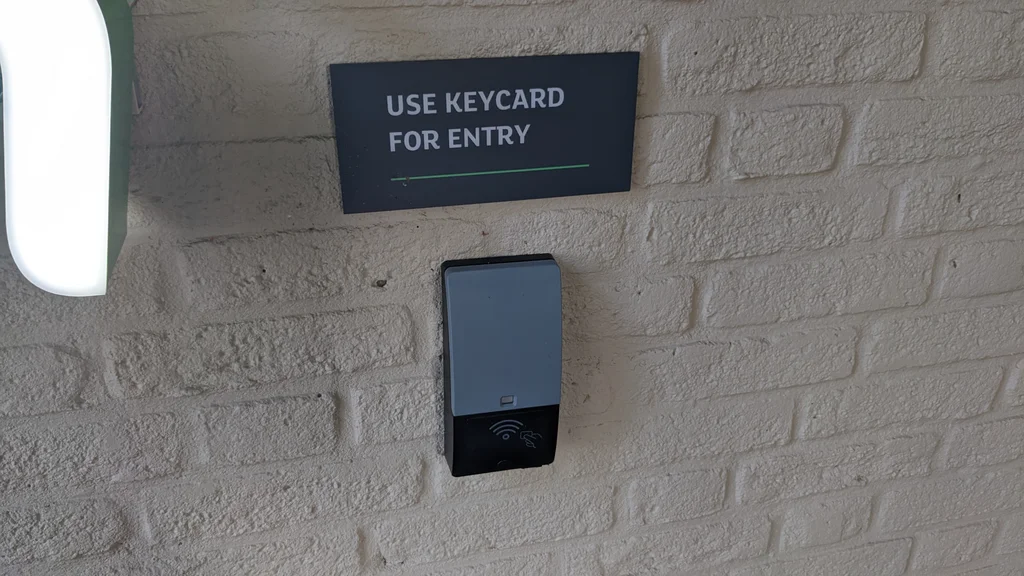 Lector NFC de pared junto a la puerta de una habitación de hotel