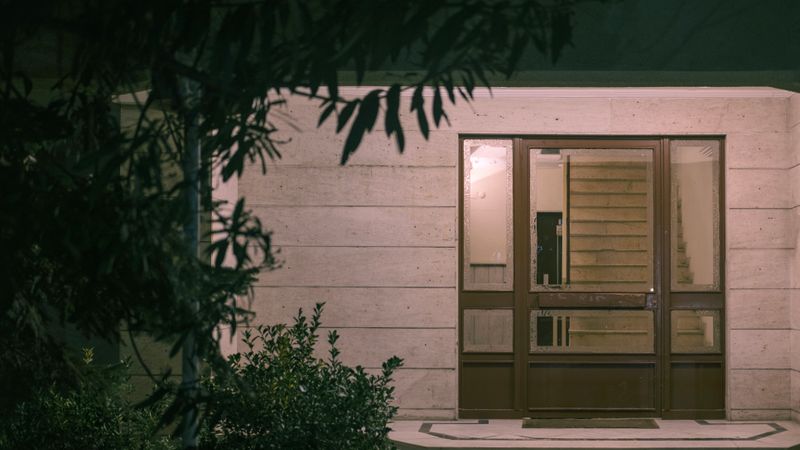 Entrada de vivienda residencial con luz cálida al atardecer